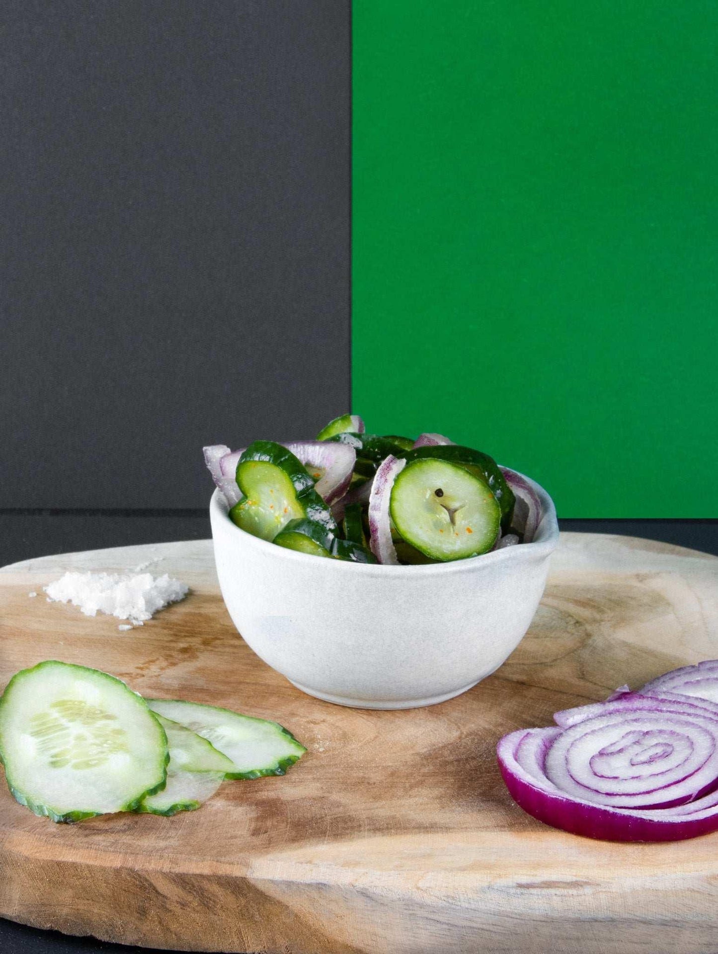 Frischer Bio-Fermentierter Gurkensalat, angerichtet als Beilage – natürlich probiotisch, ballaststoffreich und voller lebendiger Mikroorganismen für ein gesundes Mikrobiom.