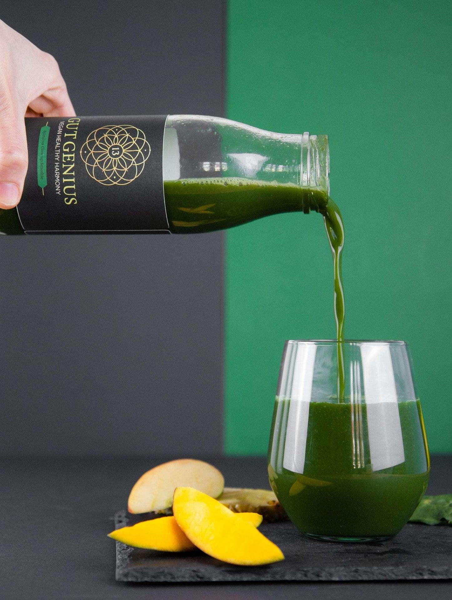 Bio-Spirulina Glow Up Smoothie im Glas – fruchtiger, erfrischender Superfood-Smoothie mit Spirulina, Ananas und Spinat, unterstützt natürliche Schönheit, Verdauung und Immunsystem.