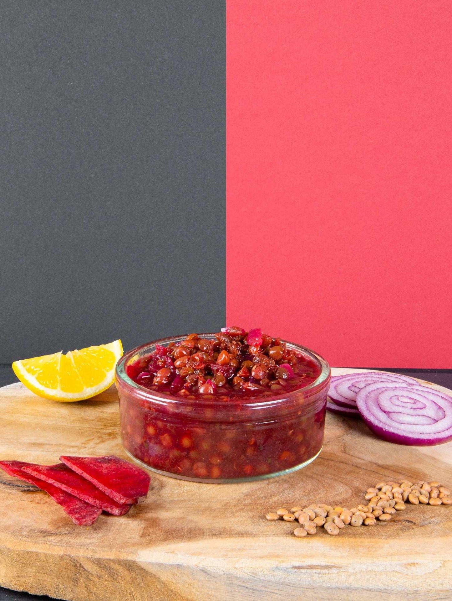 Servierter Bio-Rote-Bete-Linsen-Eintopf im Teller – nährstoffreiche, vegane Mahlzeit aus natürlichen Zutaten, reich an Ballaststoffen, pflanzlichem Protein und Antioxidantien, ideal für gesunde Verdauung und starke Abwehrkräfte.