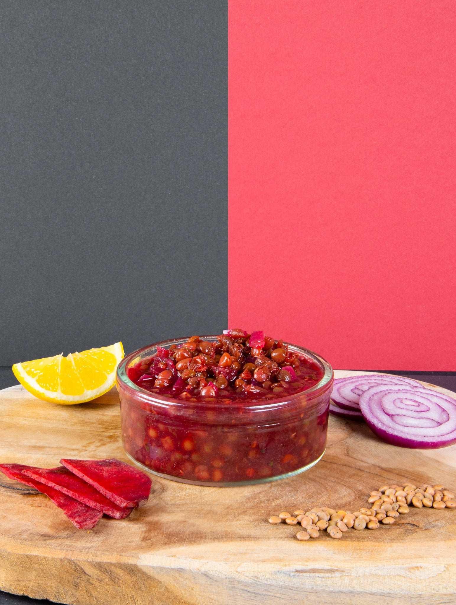 Servierter Bio-Rote-Bete-Linsen-Eintopf im Teller – nährstoffreiche, vegane Mahlzeit aus natürlichen Zutaten, reich an Ballaststoffen, pflanzlichem Protein und Antioxidantien, ideal für gesunde Verdauung und starke Abwehrkräfte.