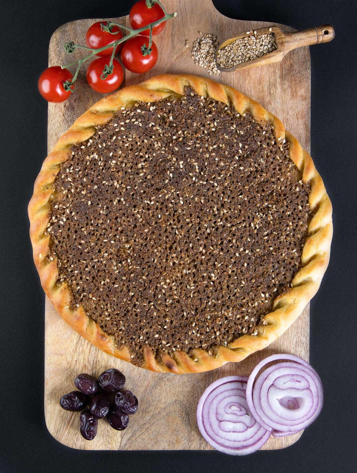 Bio Protein Thymian Pizza vegan – glutenfreie Buchweizenpizza mit aromatischem Thymian, Sesam, roten Zwiebeln, schwarzen Oliven & frischen Tomaten