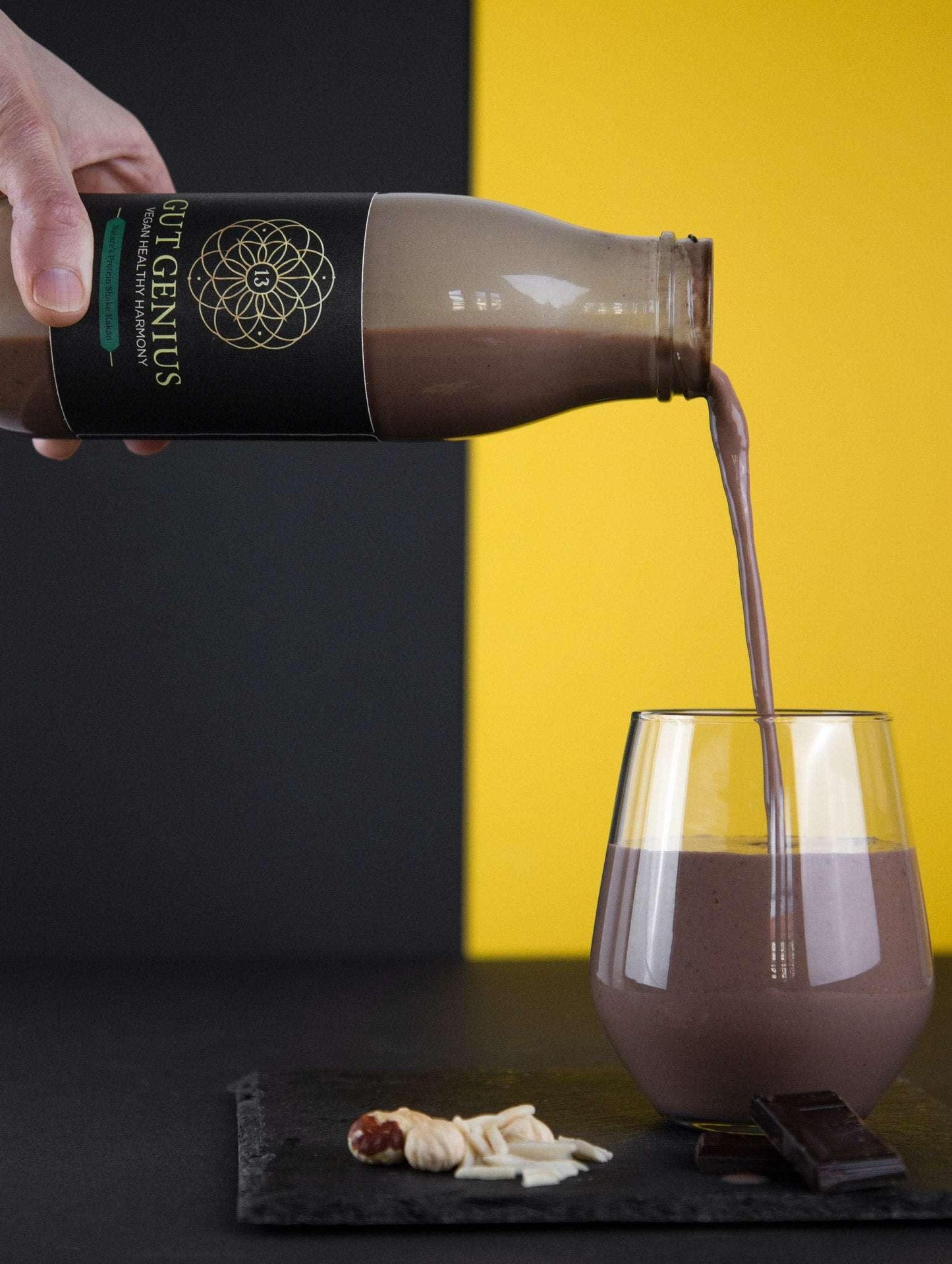 Nature’s Protein Shake Kakao Nougat im Glas – cremiger, pflanzlicher Proteinshake mit Haselnüssen und Chia-Samen, reich an Omega-3, Ballaststoffen und natürlichen Nährstoffen für aktive Tage.
