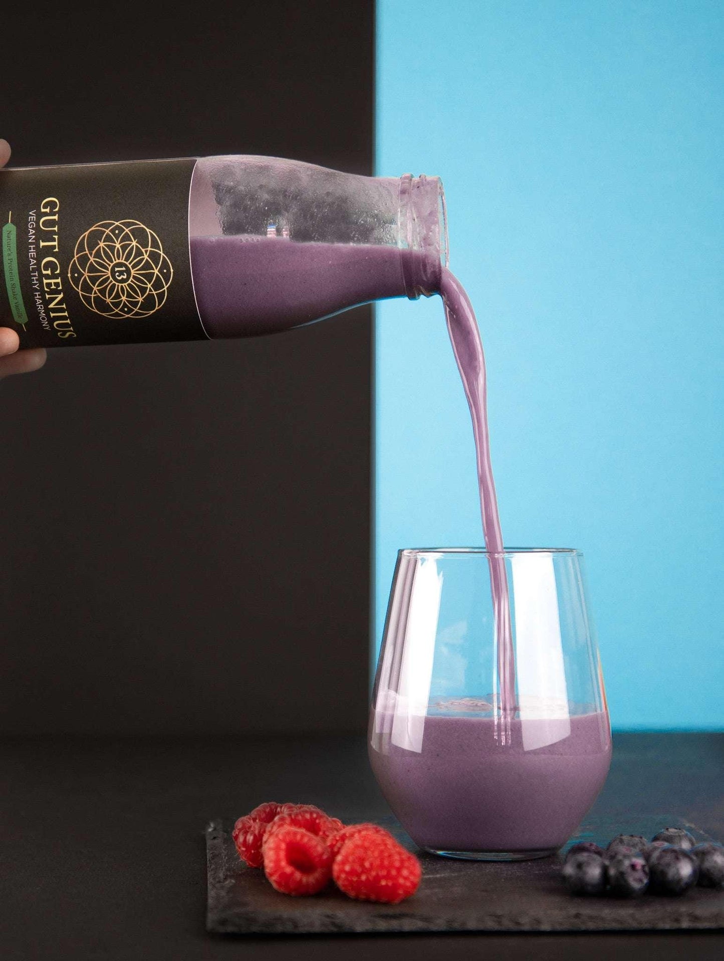 Nature’s Protein Shake Vanille im Glas – cremiger, pflanzlicher Proteinshake mit natürlichen Antioxidantien, Ballaststoffen und Omega-3, perfekt für aktive Tage und eine gesunde Verdauung.