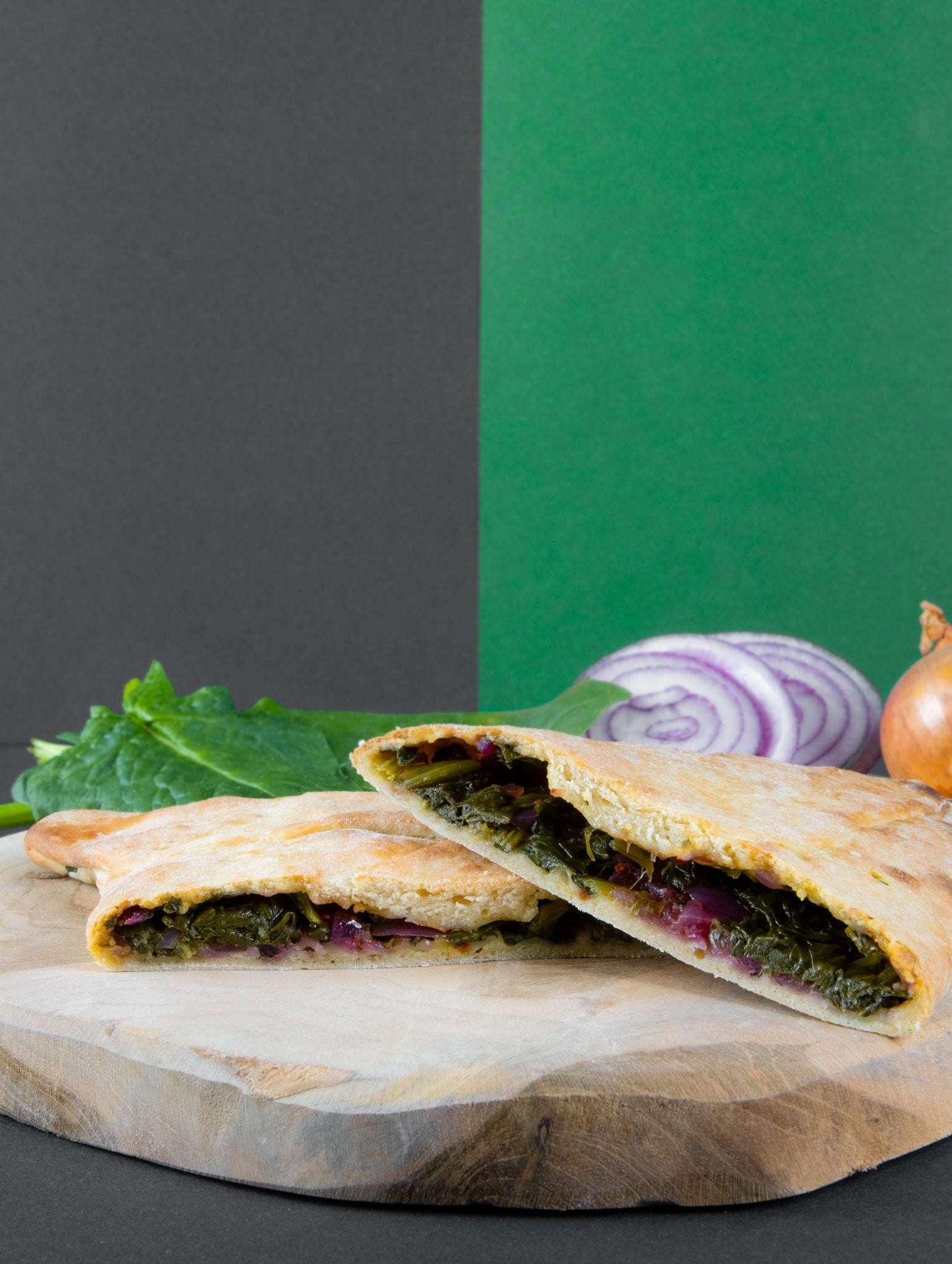 Aufgeschnittene Bio Spinat Protein Tasche – vegane Füllung mit Spinat, roten Zwiebeln & goldbraunem Buchweizen-Teig für natürlichen Genuss