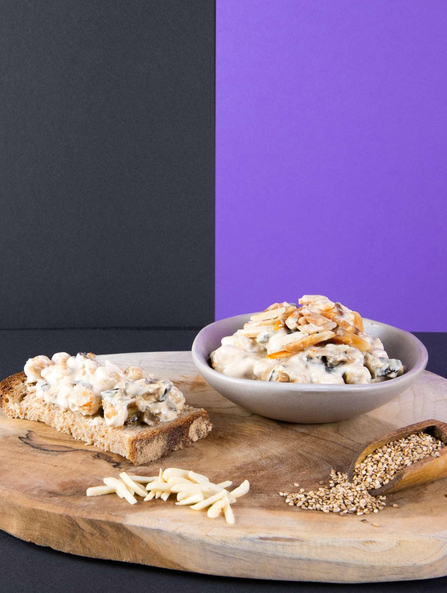 Cremige Bio-Kichererbsen-Auberginen-Creme, angerichtet als Dip oder Aufstrich – reich an pflanzlichem Protein, gesunden Fetten aus Sesam, Mandeln und Olivenöl, unterstützt Mikrobiom und Darmgesundheit.