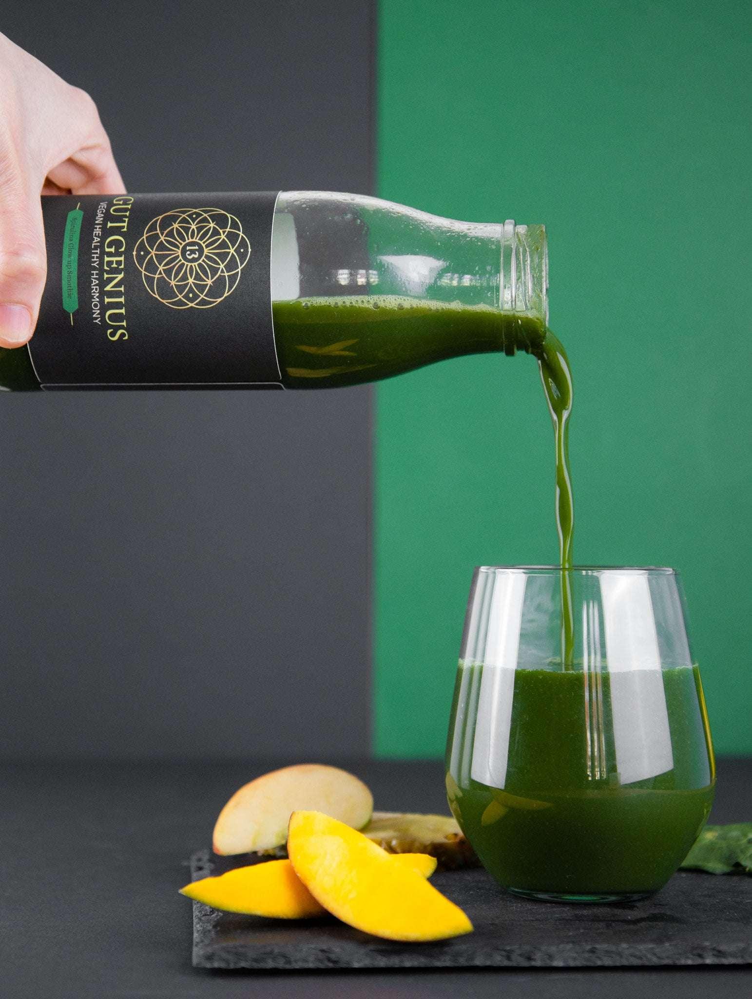 Bio-Spirulina Glow Up Smoothie im Glas – fruchtiger, erfrischender Superfood-Smoothie mit Spirulina, Ananas und Spinat, unterstützt natürliche Schönheit, Verdauung und Immunsystem.