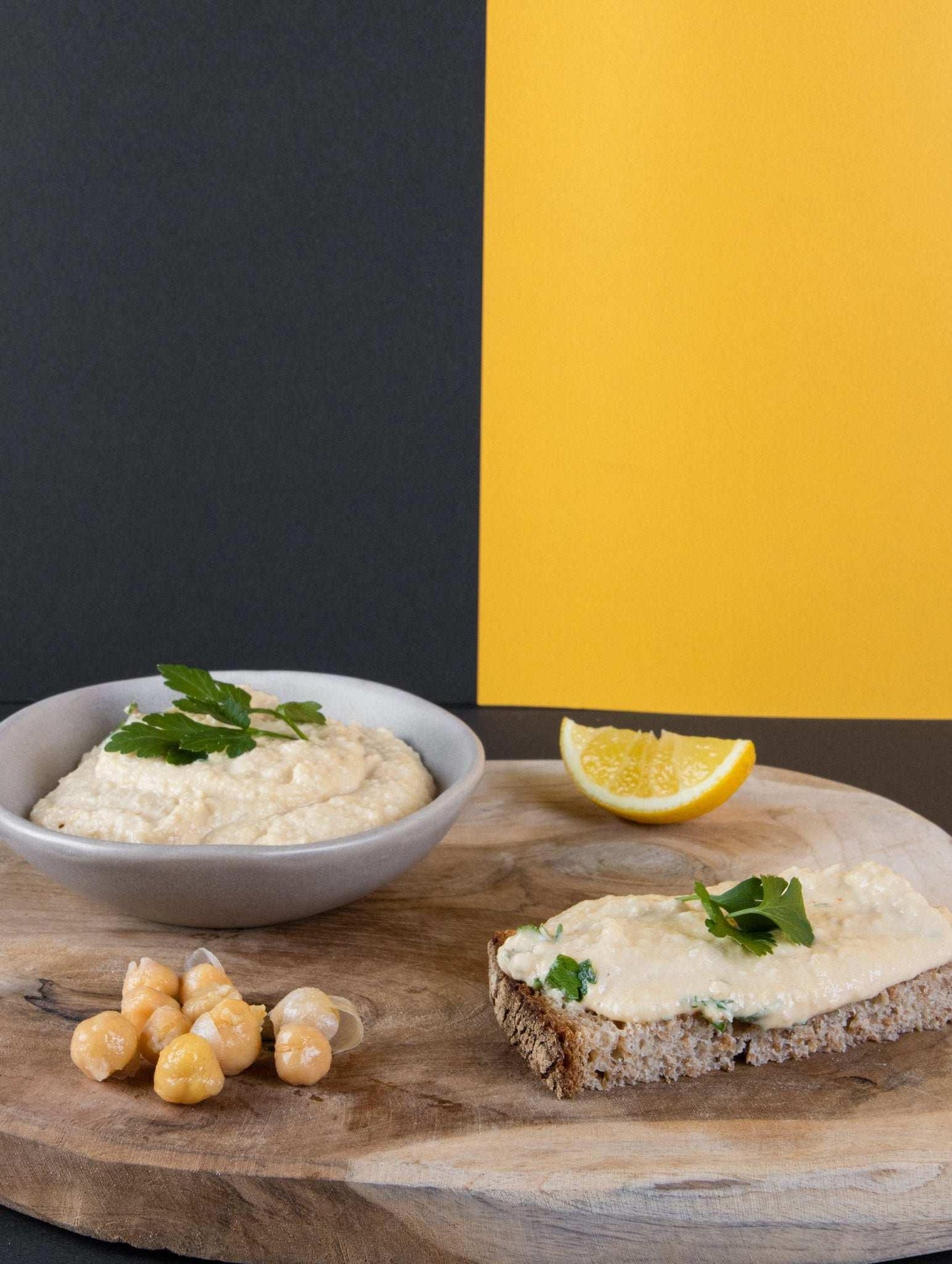 Cremiger Bio Kichererbsen-Sesam-Aufstrich, angerichtet als Brotaufstrich oder Dip – nährstoffreich, proteinreich und ballaststoffreich, unterstützt Darmgesundheit und liefert natürliche Energie.
