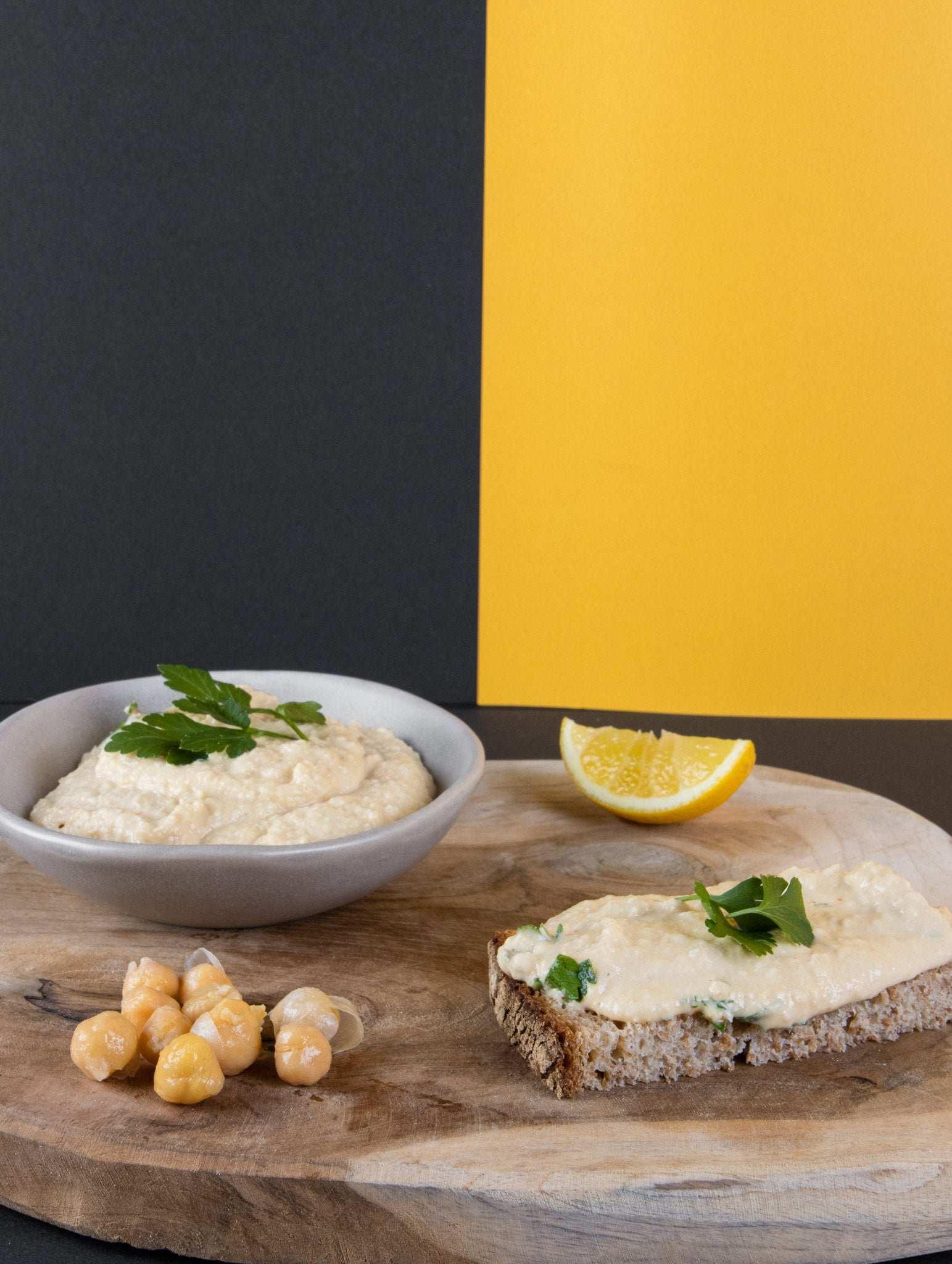 Cremiger Bio Kichererbsen-Sesam-Aufstrich, angerichtet als Brotaufstrich oder Dip – nährstoffreich, proteinreich und ballaststoffreich, unterstützt Darmgesundheit und liefert natürliche Energie.