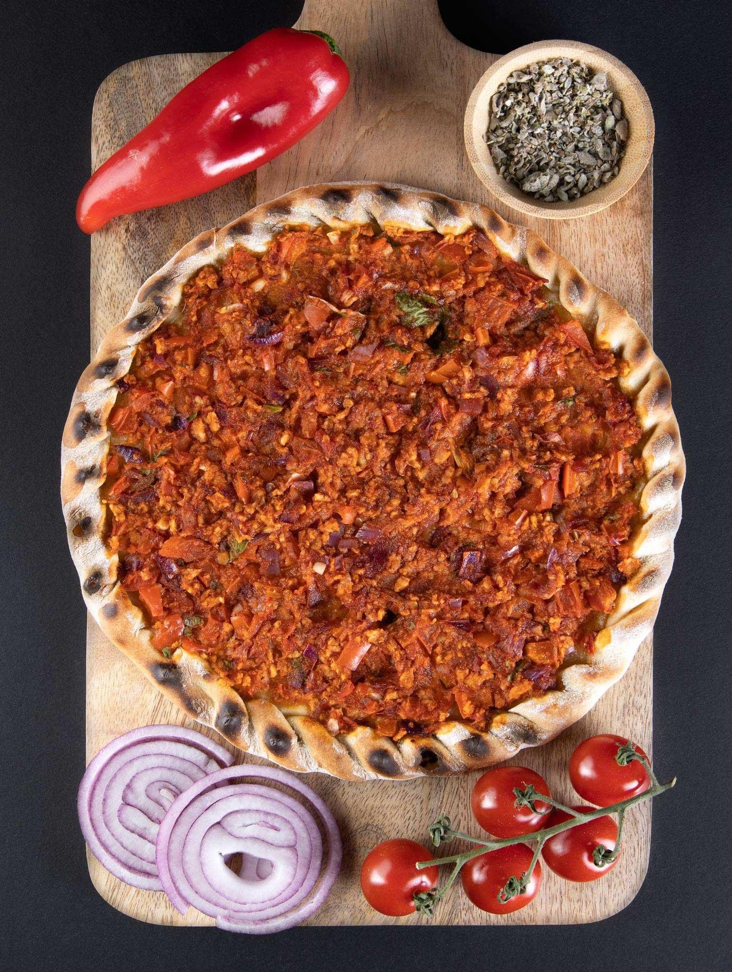 Bio Protein Lahmacun vegan – knuspriger Buchweizenboden mit würziger Gemüsefüllung aus Tomaten, Paprika, roten Zwiebeln & mediterranen Kräutern