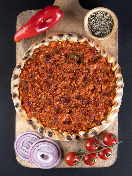 Bio Protein Lahmacun vegan – knuspriger Buchweizenboden mit würziger Gemüsefüllung aus Tomaten, Paprika, roten Zwiebeln & mediterranen Kräutern