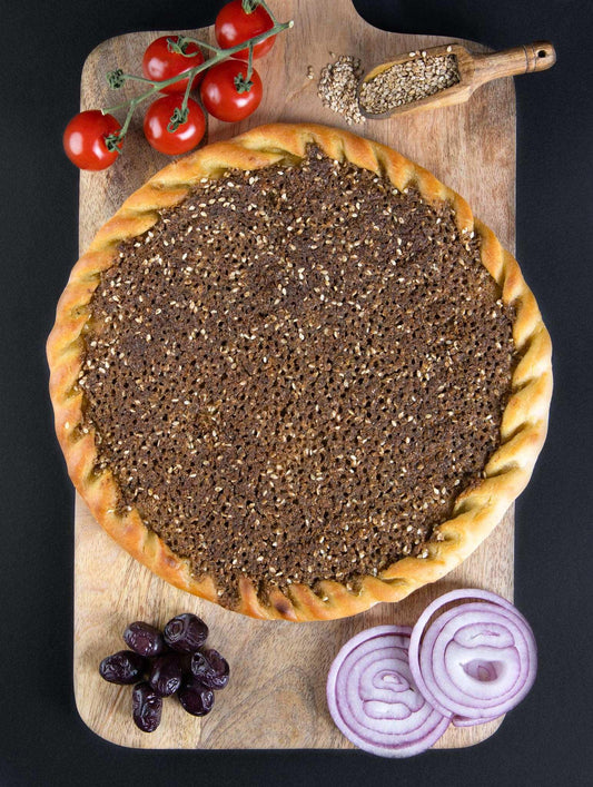 Bio Protein Thymian Pizza vegan – glutenfreie Buchweizenpizza mit aromatischem Thymian, Sesam, roten Zwiebeln, schwarzen Oliven & frischen Tomaten